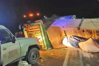 Choque entre un camión y un automóvil deja un saldo de una fallecida y cuatro heridos
