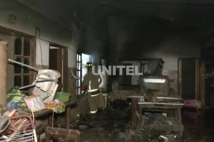 Incendio consume en su totalidad una habitación y daña los otros ambientes de una vivienda en La Guardia