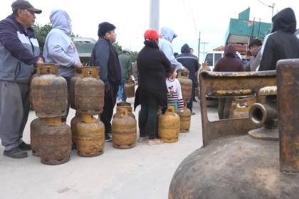 Santa Cruz: YPFB atribuye las filas por gas en garrafa a un “incremento estacional del consumo”