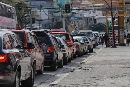 Filas en surtidores continúan, pese a compromiso de YPFB para regularizar abastecimiento de combustible