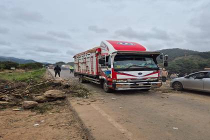 Levantan bloqueo en la ruta antigua Santa Cruz- Cochabamba tras firma de acuerdo entre productores y la ANH