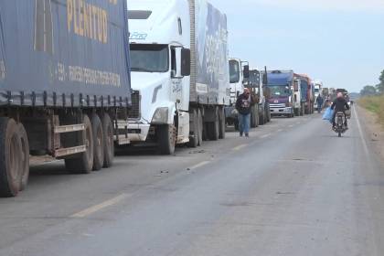 Santa Cruz: Transporte pesado advierte con desbloqueo y denuncian que los choferes son rehenes de los movilizados