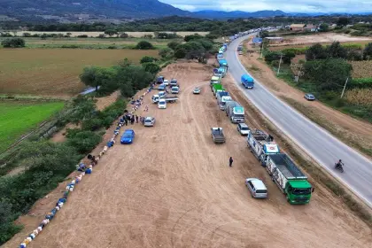 “Las filas son interminables en surtidores”: Siembra de granos a punto de paralizarse por falta de diésel