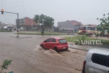 Intensa lluvia en la capital cruceña anega calles y sorprende a los vecinos