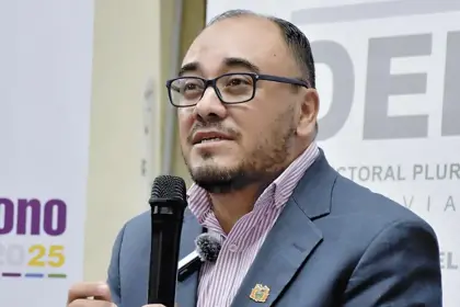 El vocal Gustavo Ávila es el nuevo presidente del TSE y Ximena Camacho es elegida vicepresidenta