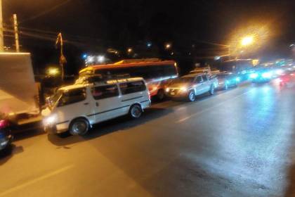 Dormir en la fila, estrés y no ver a sus familias: El precio adicional que los choferes pagan por diésel