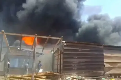 Video: Voraz incendio consume casetas de una feria en Ascensión de Guarayos