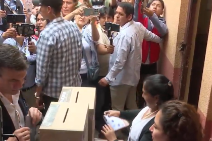 Rodrigo Paz emite su voto: “Hoy gana la democracia, el objetivo debe ser único y es sacar a la Patria adelante”