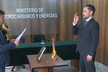 Ministro Medinaceli posesiona a nuevo viceministro de Energías Alternativas