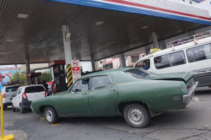 Surtidores advierten con no retirar combustible de YPFB si no se garantiza la calidad de la gasolina