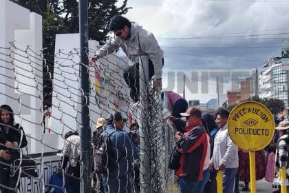 Tras escenas de tensión, levantan la protesta del ingreso del aeropuerto de El Alto; las operaciones son regulares