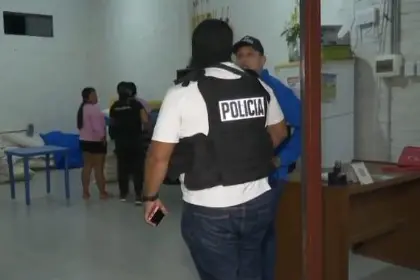 Un camión con carga que tenía como destino Arica es hallado afuera de una tienda en la Doble Vía La Guardia