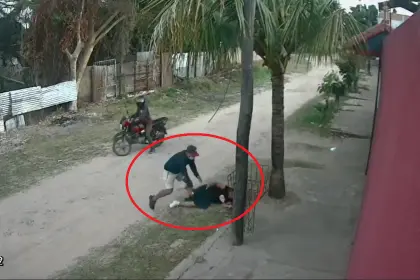 Imágenes sensibles: Una joven recibe una patada en la cara al ser asaltada en Santa Cruz