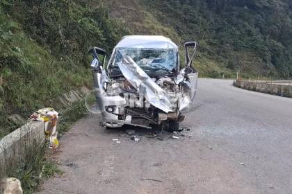 Minibús impacta contra un camión estacionado en la ruta nueva Cochabamba – Santa Cruz