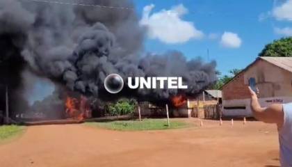 Video: Arde un camión cisterna y alarma a los pobladores de Baures
