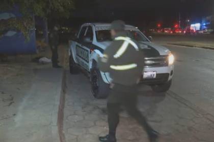 Hallan a un hombre sin vida en una parada de micros en Santa Cruz de la Sierra