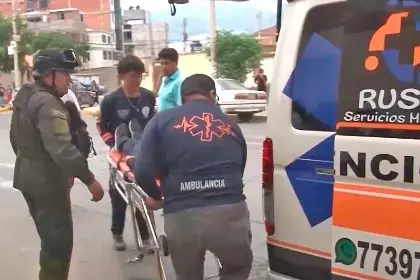 Adolescente sufre una lesión en la cabeza tras ser atropellado por un minibús cuando intentaba cruzar la calle