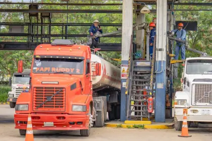 YPFB descarga gasolina de cisternas que llegaron de Argentina y prevé despachar 2 millones de litros en Santa Cruz