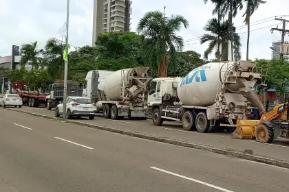 Constructores se movilizaron en Santa Cruz exigiendo el reajuste de precios en obras públicas