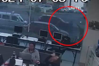 Video: Conductor se da a la fuga luego de atropellar a una mujer que intentaba cruzar una avenida