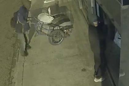 Video: Dos ladrones se llevan encomiendas de una empresa de transporte tras forzar los candados de la tienda 