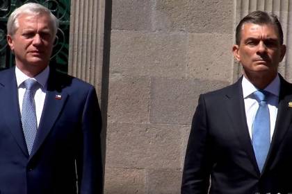 Kast y Paz encaran agenda binacional tras recibir honores en plaza Murillo