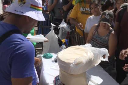 Santa Cruz: Familias aprovechan el feriado para abastecerse en la feria instalada en el Cambódromo