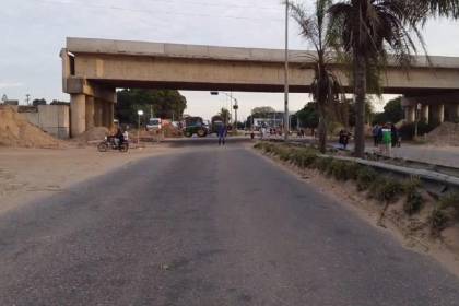 Bloquean carretera al norte para exigir a la Gobernación cruceña trabajos de defensivos