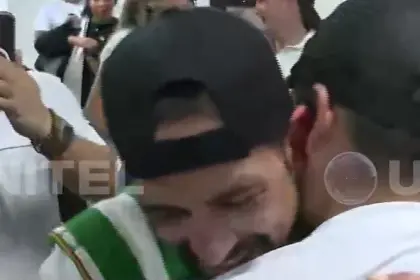 Camacho emocionado se reencuentra con su familia y amigos en Santa Cruz 