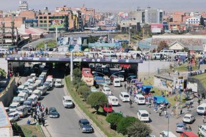 El Alto: Choferes de minibuses se concentrarán en 5 puntos para marchar este miércoles por el alza del pasaje nocturno 