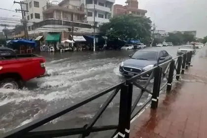 Calles inundadas, falta de micro y riesgo en el tránsito, la lluvia genera perjuicios a la población cruceña