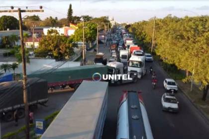 Caos en surtidores: Se forman hasta tres filas por combustible en medio de la desesperación de conductores