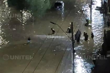 Cochabamba: Desborde del río Chijllawiri y provoca la inundación de la avenida Blanco Galindo