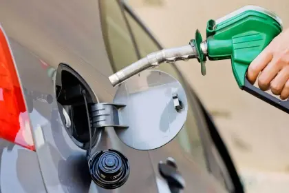 YPFB y vocero presidencial dicen que filas por gasolina se deben a alta demanda por el feriado del 6 de Agosto