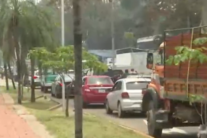 Caos vehicular en el segundo anillo por la protesta de la Uagrm exigiendo presupuesto