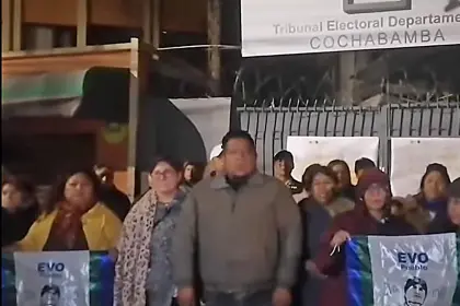Evistas instalan vigilia en el TED de Cochabamba y exigen inscripción de Evo Morales 