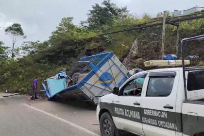Tres heridos tras el vuelco de un camión que llevaba varios turriles de combustible escondidos entre su carga