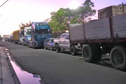 Las extensas filas por diésel continúan en surtidores, mientras sectores se suman al rechazo al DS 5676