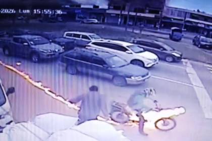 Video impactante: Una moto en movimiento arde con dos personas a bordo