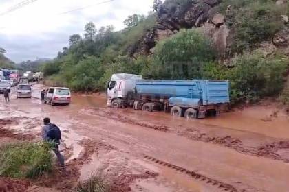 Cortan tráfico en la ruta que une Cochabamba con el occidente por mazamorra tras el desborde del río Viloma