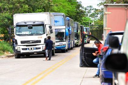 Transporte cruceño reporta que 9 de cada 10 camiones están parados a la espera de combustibles