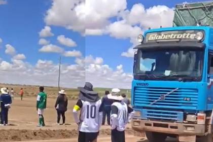 Pobladores detienen camiones de presuntos contrabandistas en una ruta por un partido de fútbol