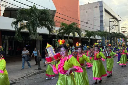 Carnaval: Arranca la tercera precarnavalera en el centro de la ciudad y las familias cruceñas se dan cita