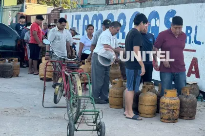 Denuncian que la garrafa de gas se vende hasta en Bs 35 en barrios y en la distribuidoras persisten filas por venta limitada