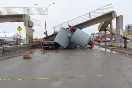 Camión impacta pasarela y la estructura le cae encima; dos personas resultaron heridas