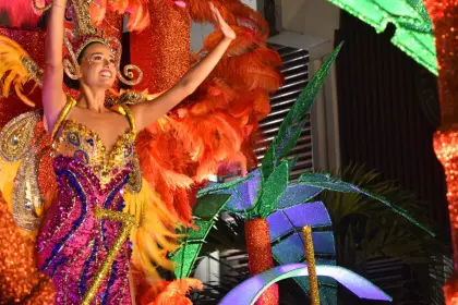 Camila I derrocha belleza y alegría en la tercera precarnavalera cruceña