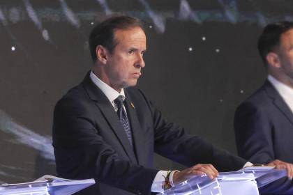 Tuto: “No hay dólares ni para los repuestos de los helicópteros que deben apagar el incendio en Tarija”