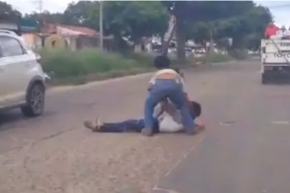 Santa Cruz: hombre cae de una camioneta que era utilizada como transporte público ante la falta de micros