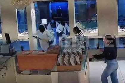 Revelan imágenes del atraco a una joyería en Cochabamba: Tres delincuentes robaron en menos de un minuto 