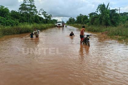 Colapso vial en Faja Norte, Yapacaní: Camiones varados y pobladores incomunicados por inundaciones
